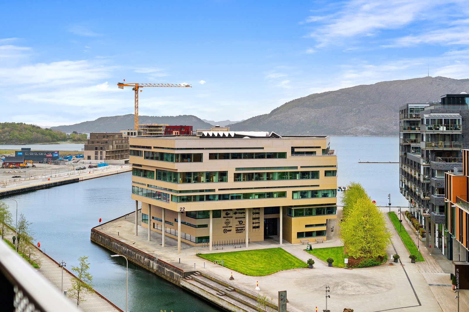 Fra leiligheten er det kort vei til Jåttåvågen togstasjon med hyppige avganger til Stavanger og Gausel/Forus Galleribilde