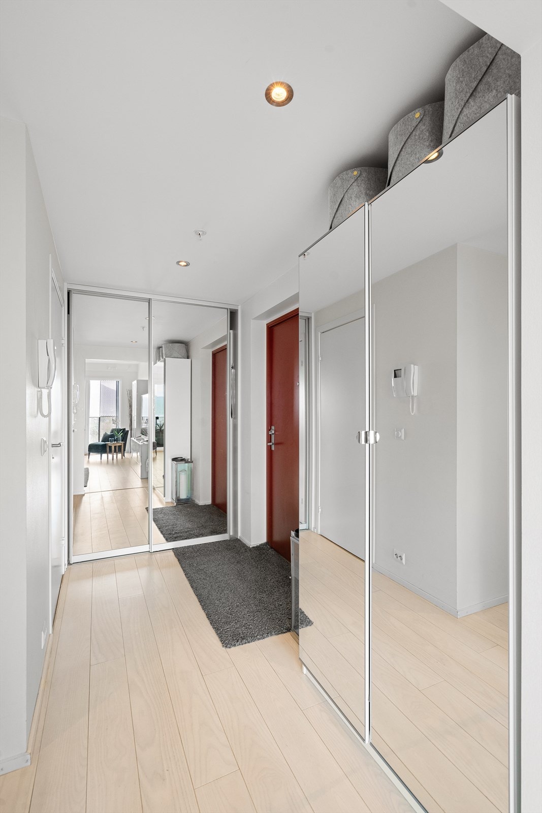Entréen har parkett på gulv og en stor skyvedørsgarderobe med speilfronter for rikelig med oppbevaring. Galleribilde