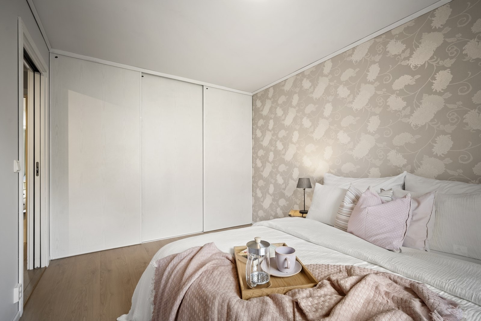 Soverom 1 - Soverommet har integrert skyvedørsgarderobe! Galleribilde