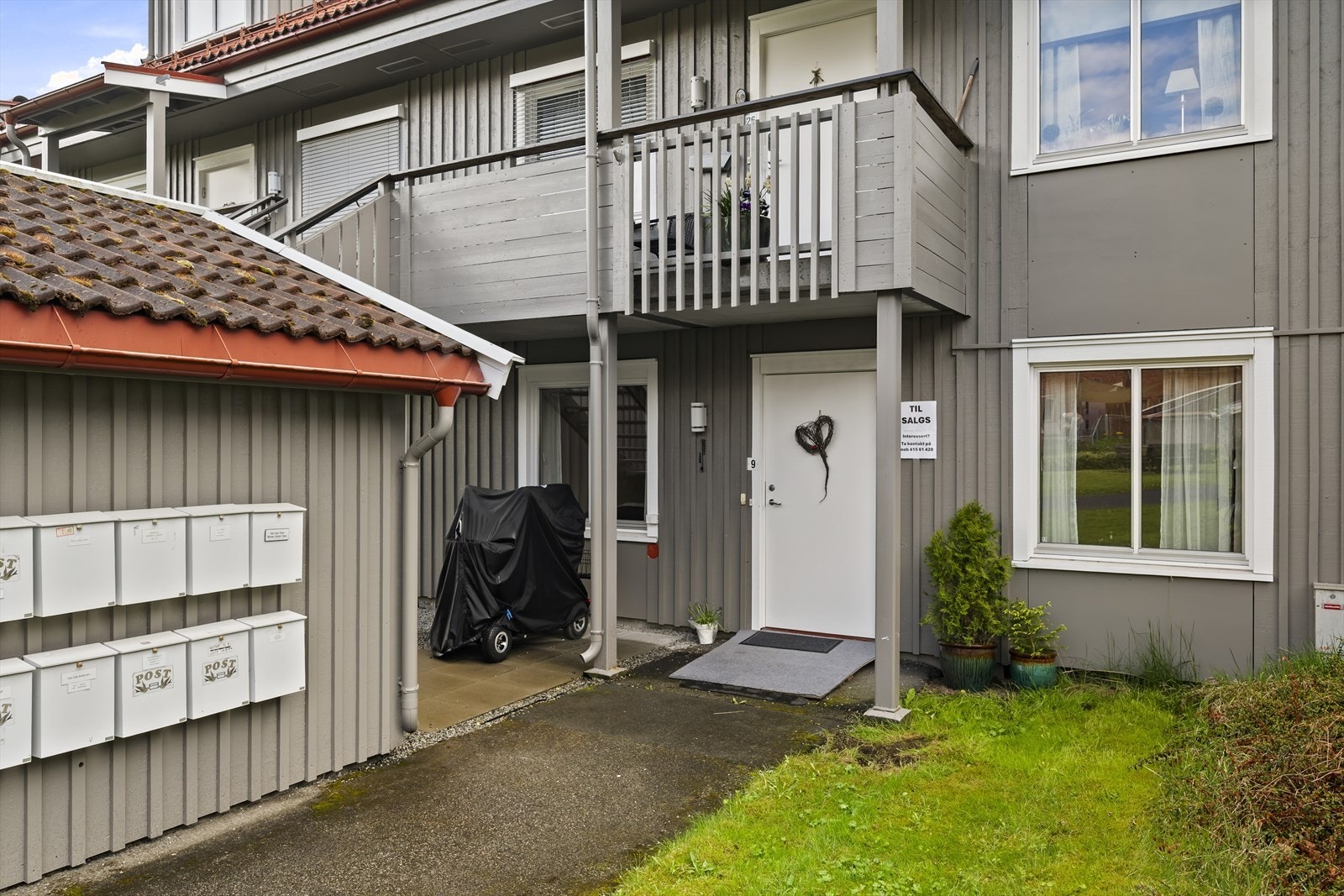 Velkommen til en pen, velholdt leilighet og et flott inngangsparti i 1. etasje. Galleribilde
