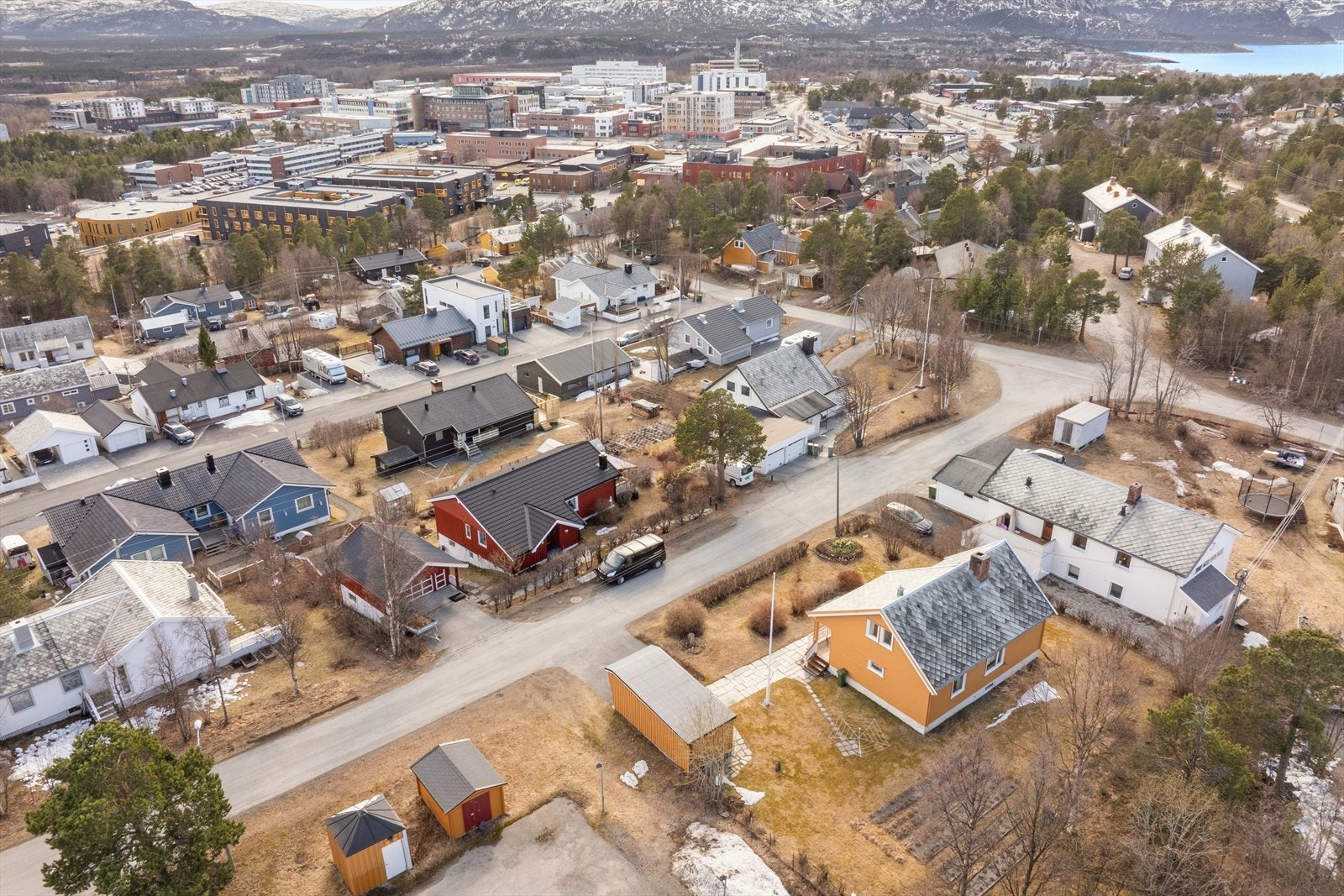 For daglige innkjøp finnes det flere matbutikker like i nærheten, og en kort spasertur tar deg til kjøpesentrene AMFI Alta og Parksenteret med sitt varierte utvalg av butikker og servicetilbud. Galleribilde