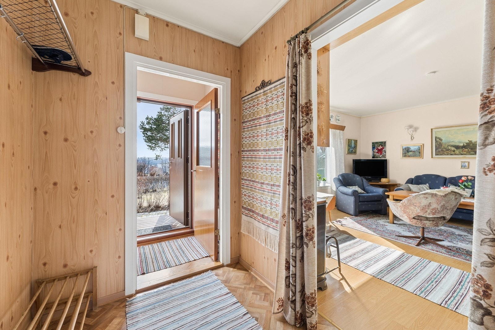 Gangen har plass til å henge fra seg yttertøy og plassere fottøy. Galleribilde