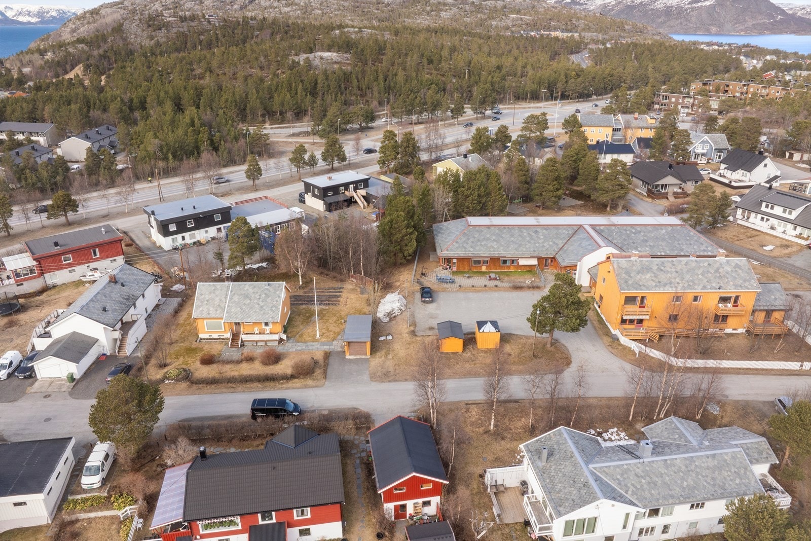 Fra boligen er det kort gangavstand til dagligvarebutikk, skole og barnehager. Galleribilde