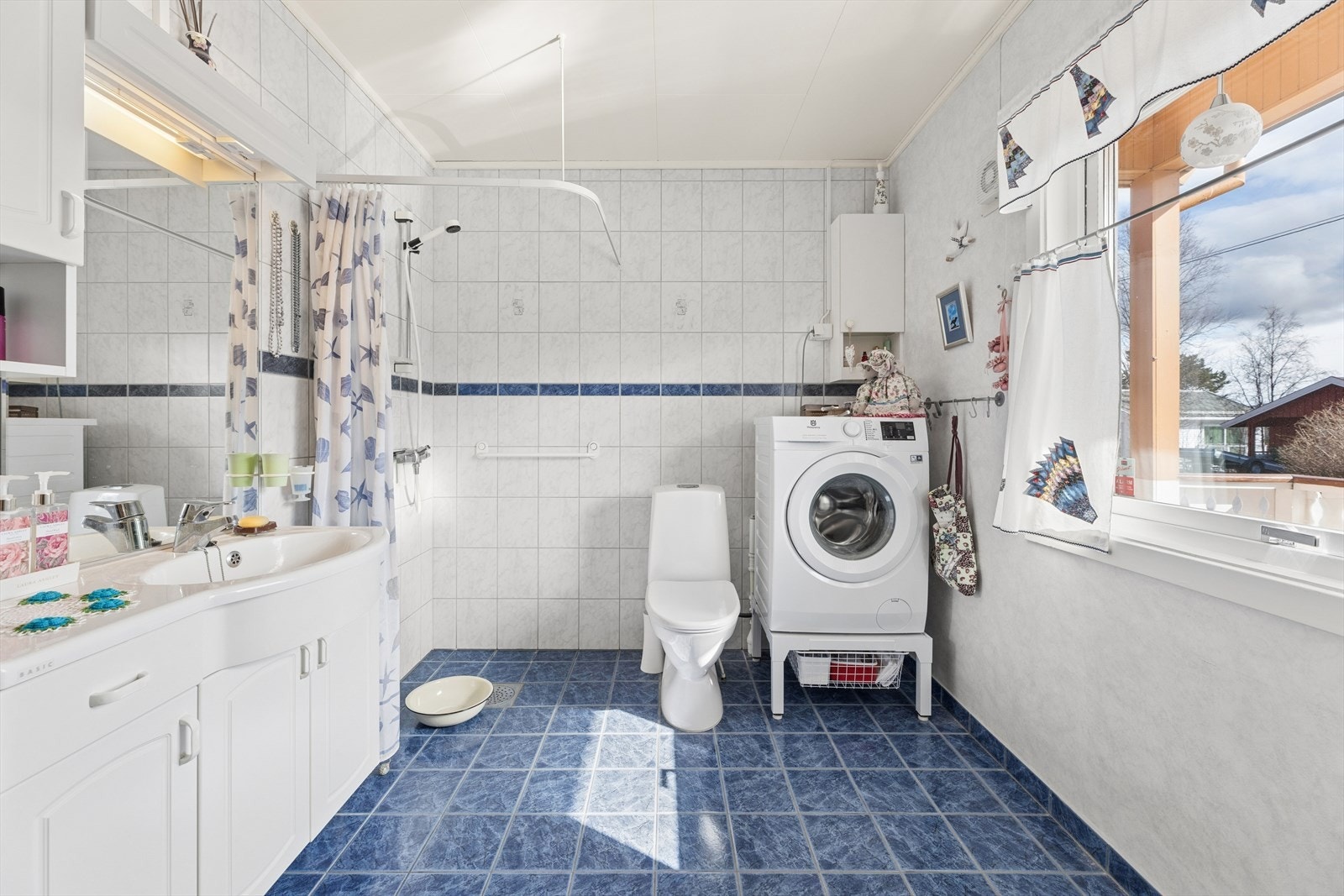Badet har flislagt gulv med elektriske varmekabler og opplegg for vaskemaskin. Galleribilde