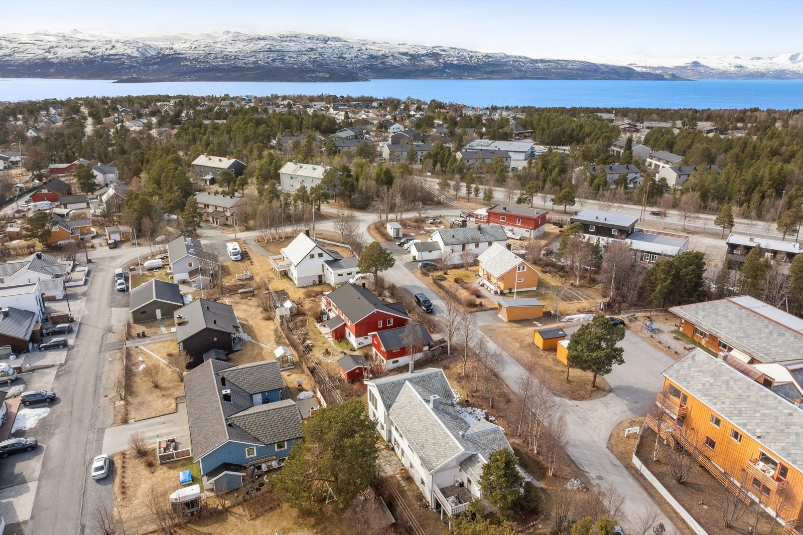 Området byr på gode rekreasjonsmuligheter. Nærmiljøet har grønne lunger og trygge veier, og utsikten mot Altafjorden og de omkringliggende fjellene gir en flott ramme rundt boligen. Galleribilde
