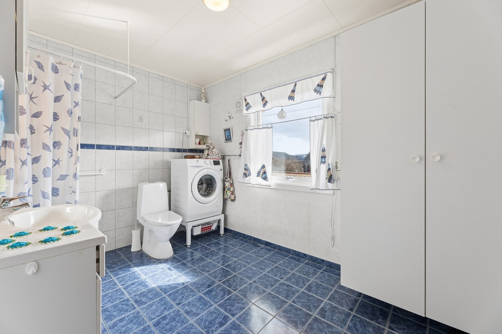Vegger med en kombinasjon av fliser og våtromsbelegg. Galleribilde