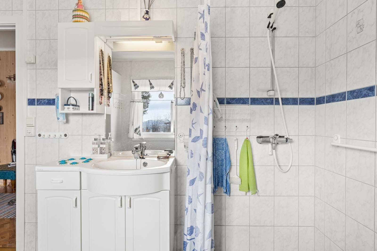 Badet er utstyrt med baderomsinnredning med nedfelt servant og speilskap, samt dusj. Rommet har mekanisk avtrekk som sikrer godt inneklima. Galleribilde