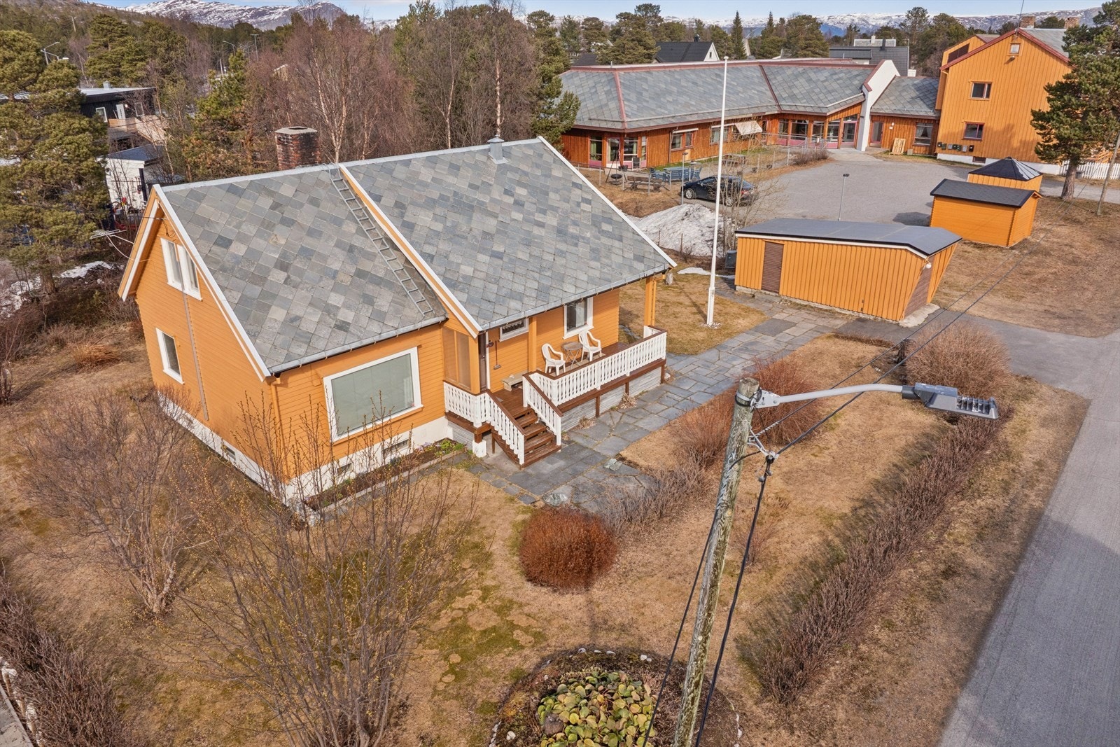 Dronefoto av bolig og nærområde. Galleribilde
