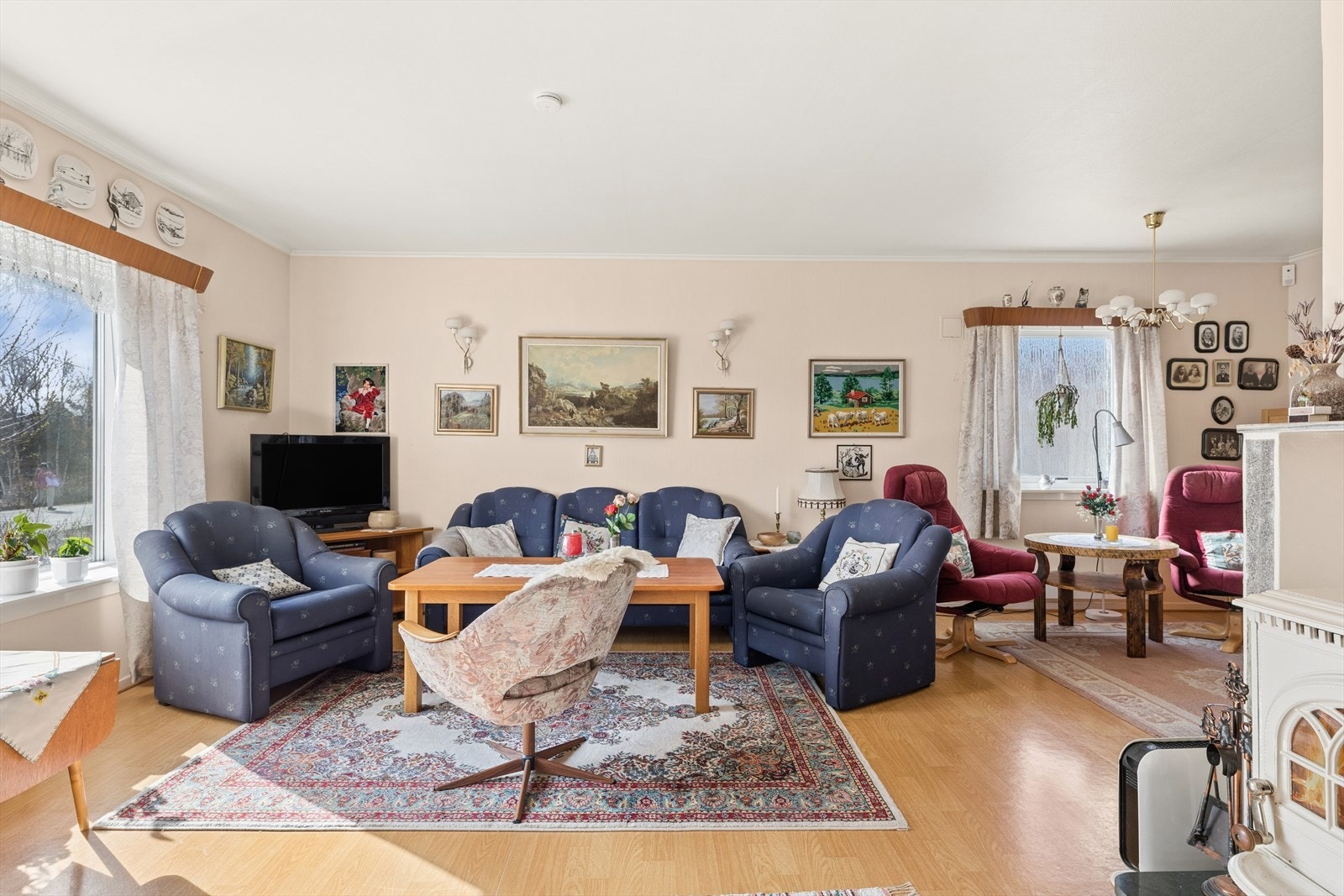 Store vindusflater slipper inn godt med naturlig lys og gir rommet en lys og luftig følelse. Galleribilde