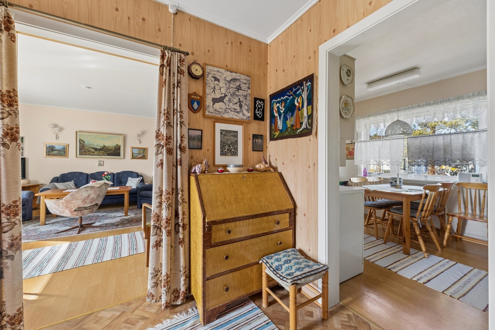 Fra gangen er det åpen tilknytning til både kjøkken og stue. Galleribilde