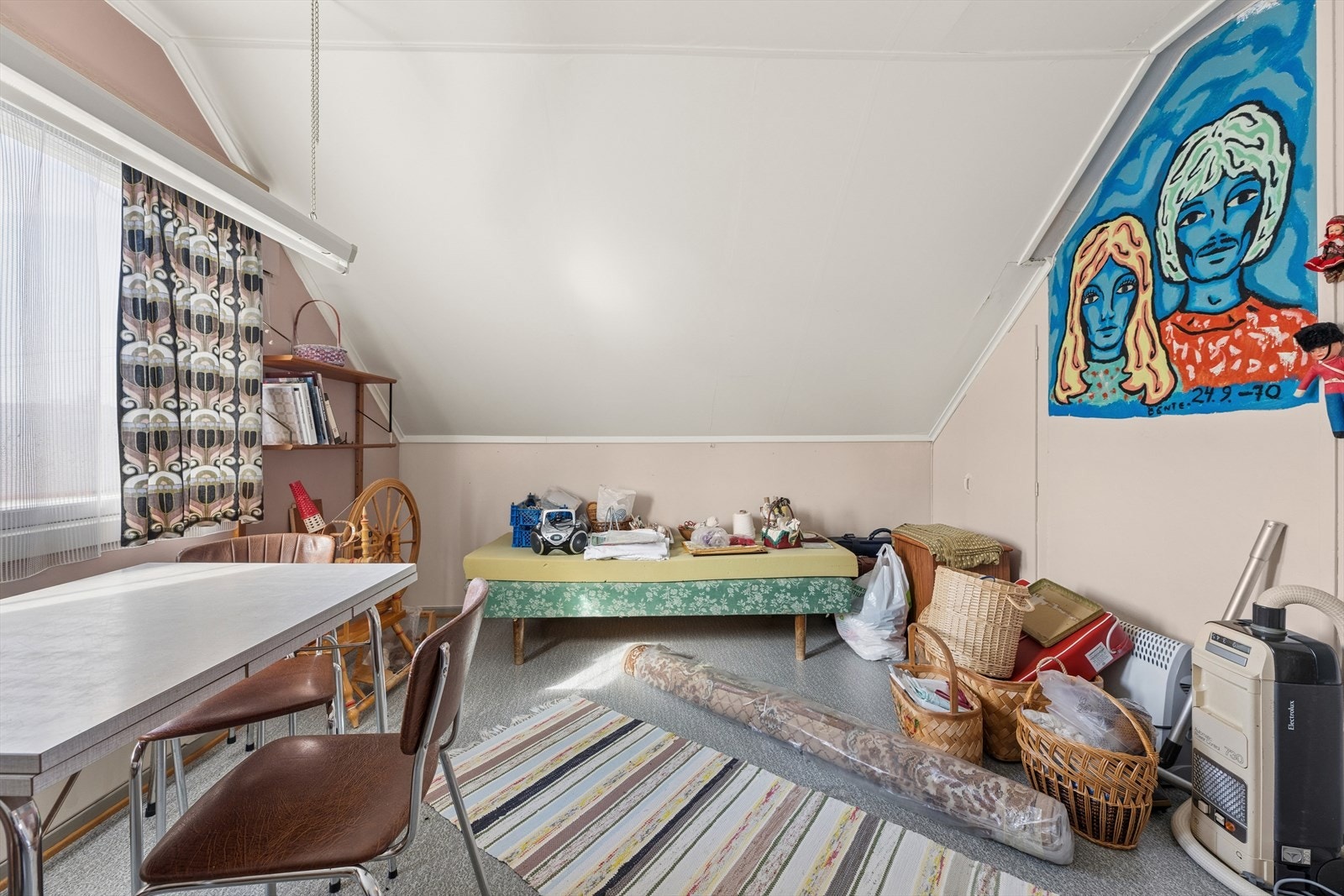 Rommet har god plass til oppbevaring. Galleribilde