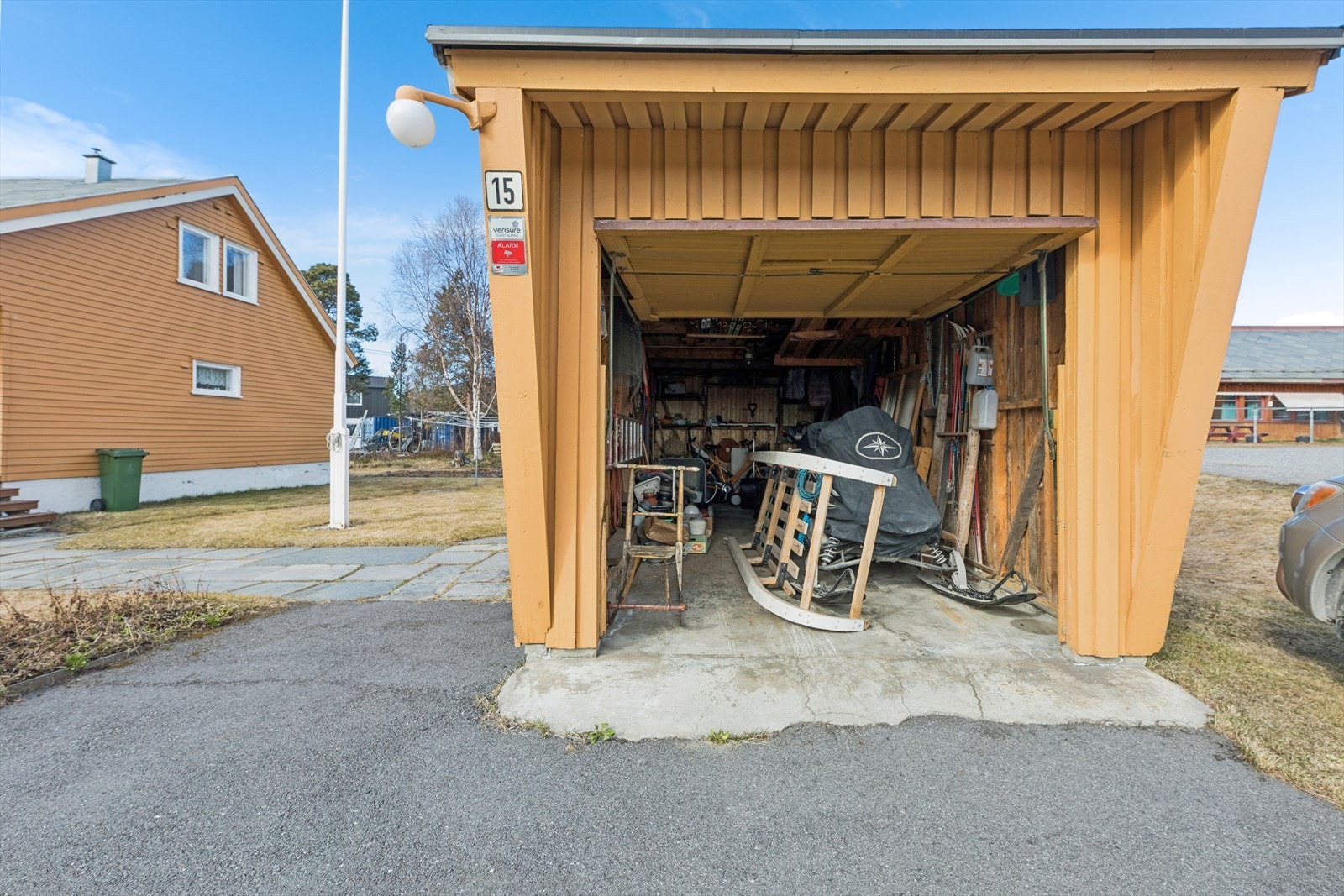 Garasjen er bygget på plate på mark og har vegger i trekonstruksjon. Galleribilde