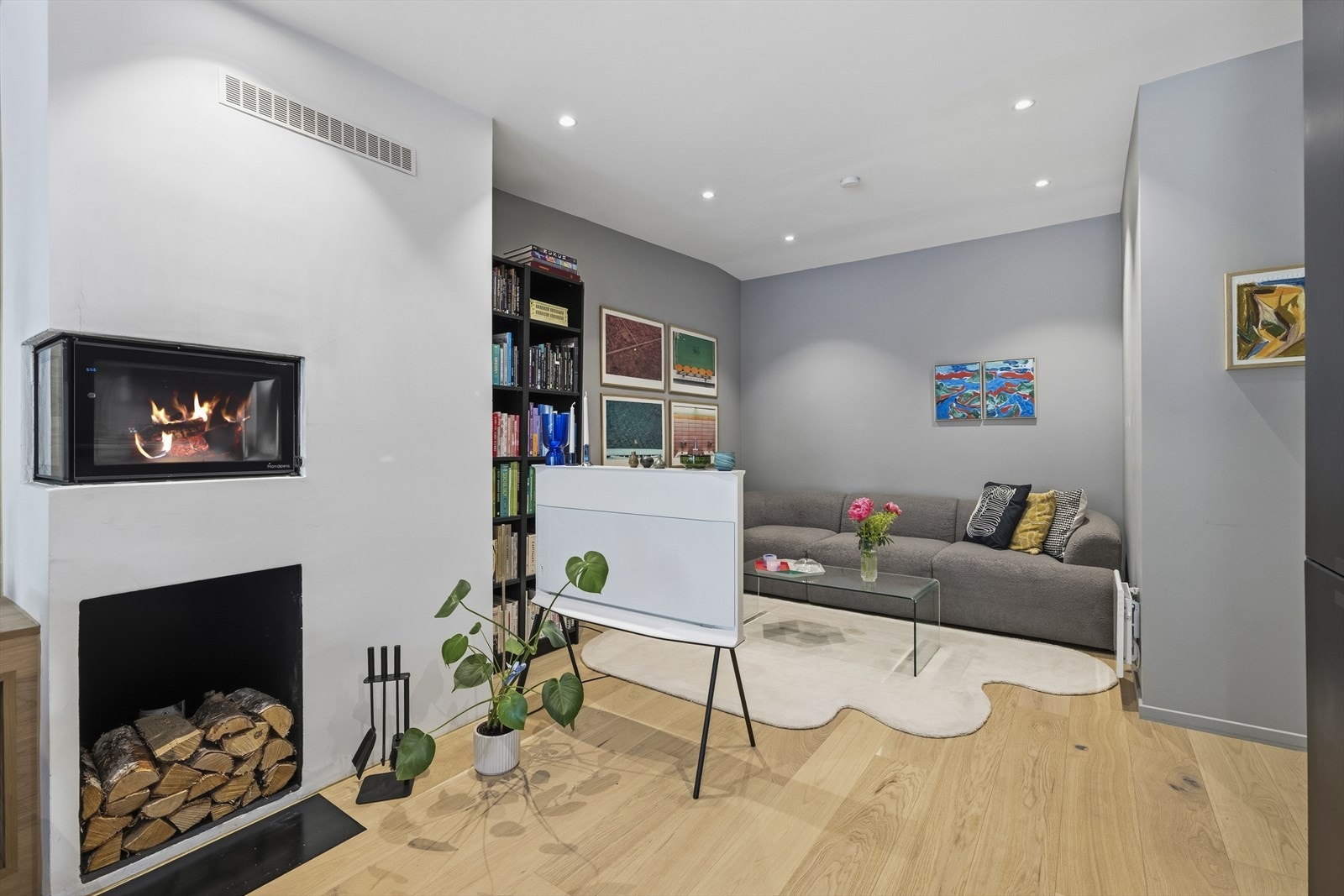 Koselig stue med plass til sofagruppe, stuebord og TV. Galleribilde