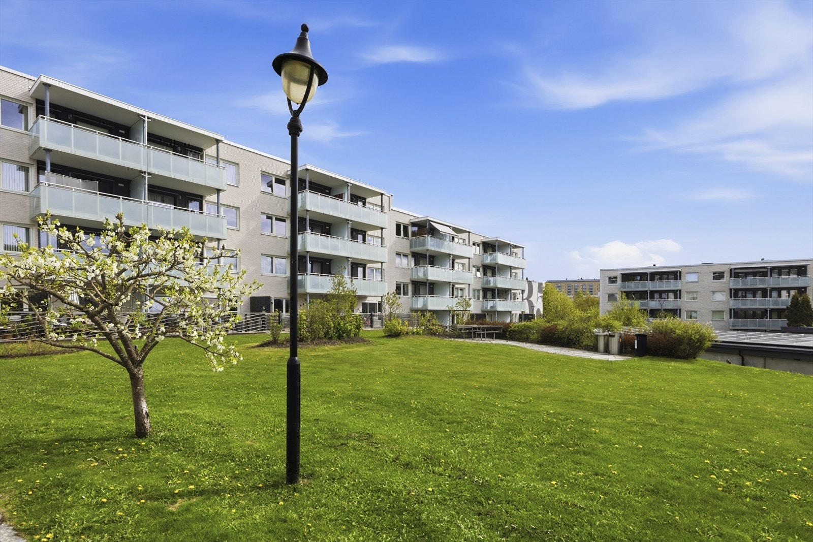 Grønne og frodige grøntarealer omringer borettslaget. Borettslaget har også et selskapslokale som beboerne kan leie gratis. Galleribilde