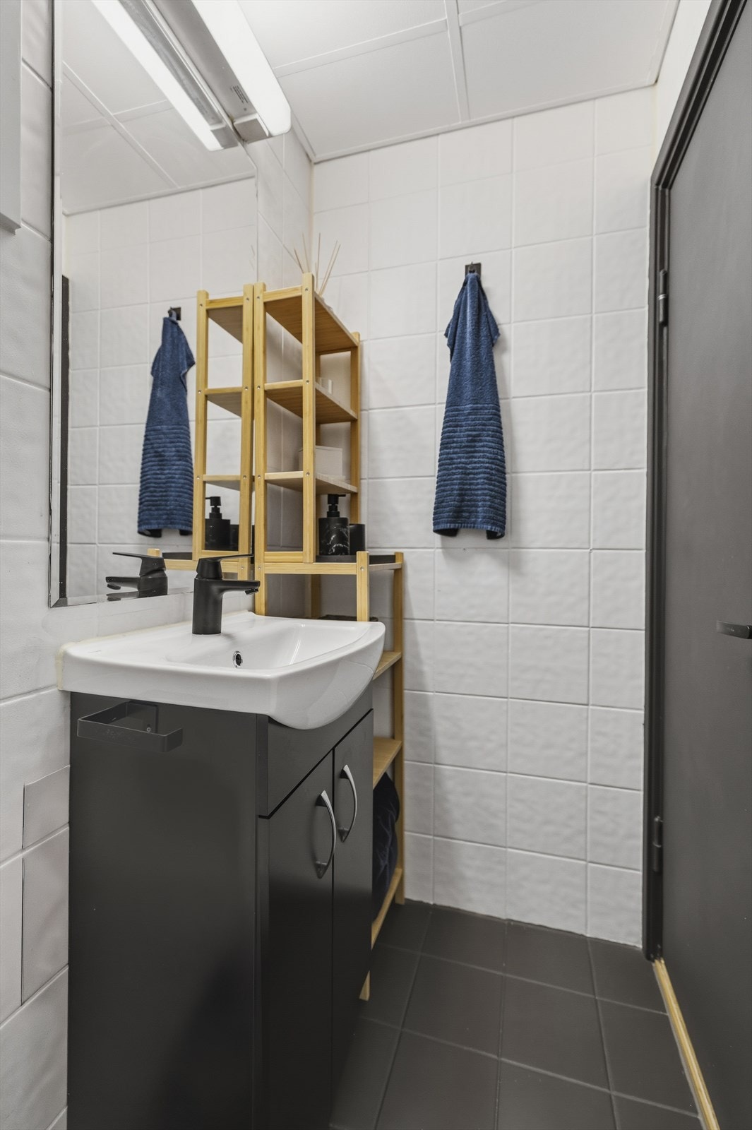 Badet ble modernisert i 2022 med malte flater og ny servant med skap. Galleribilde