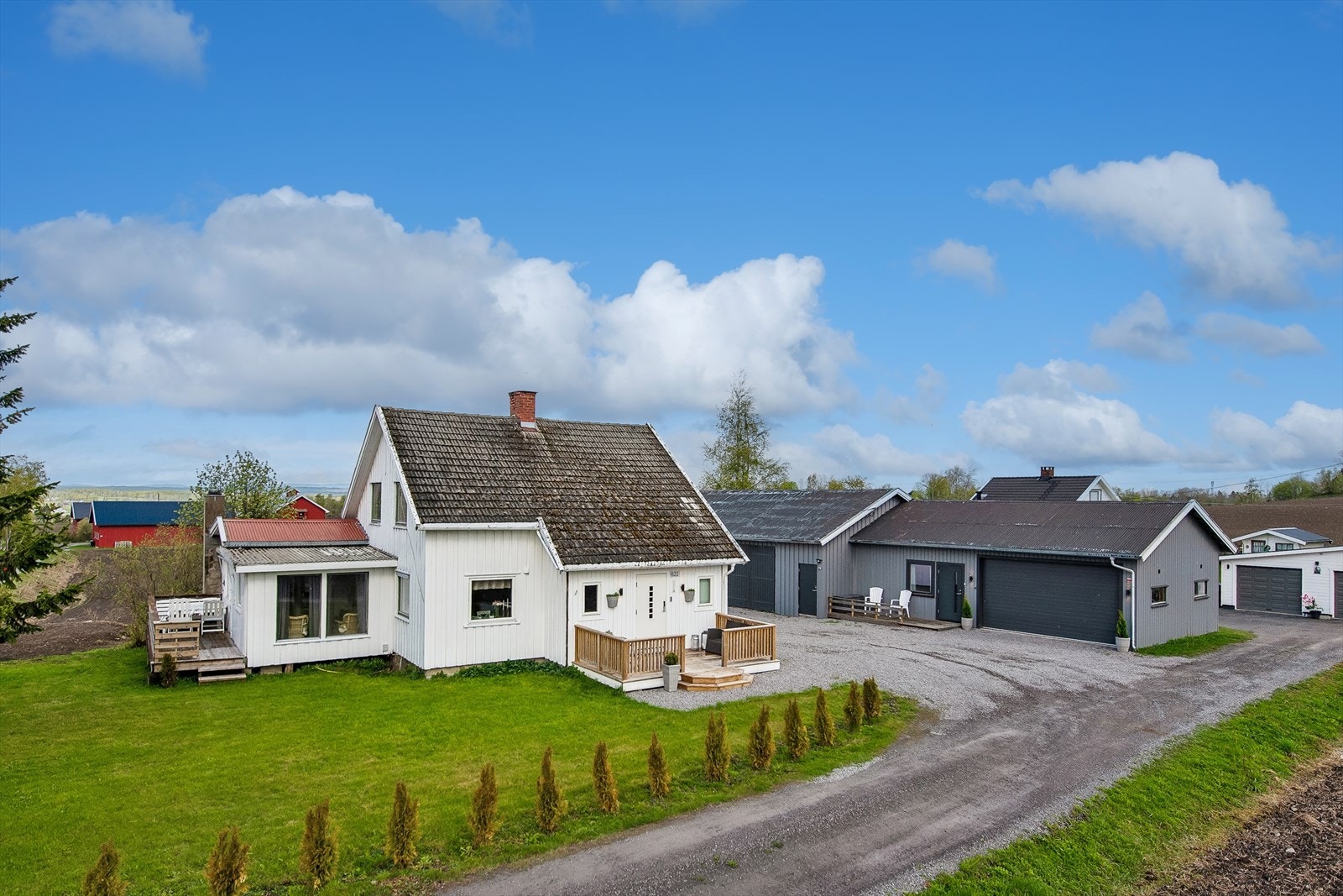 Enebolig på en stor, flat tomt på 1930 m², med en separat garasje- og uthusbygning på 187 m². Galleribilde