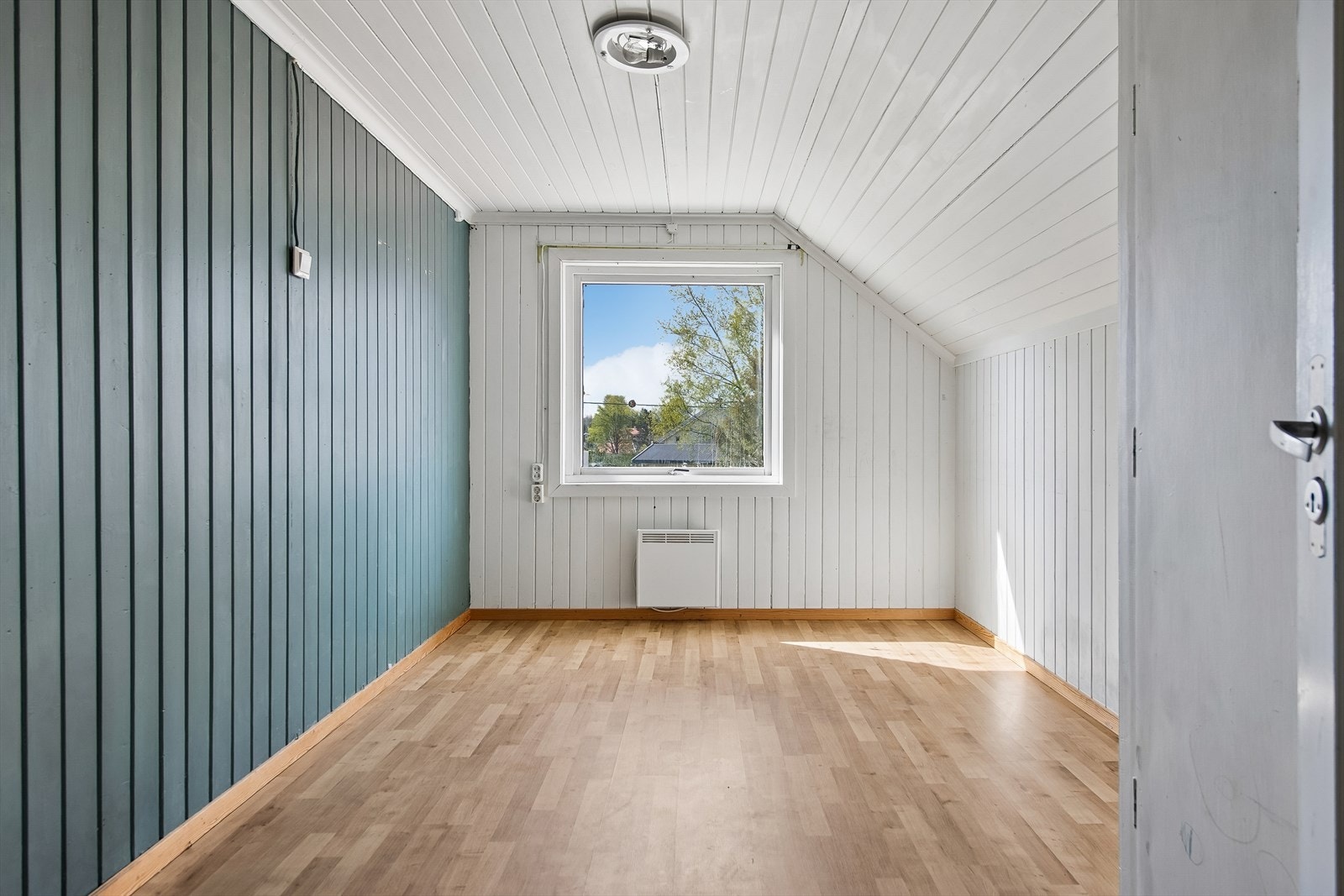 Et av de tre soverommene i loftsetasjen. Galleribilde
