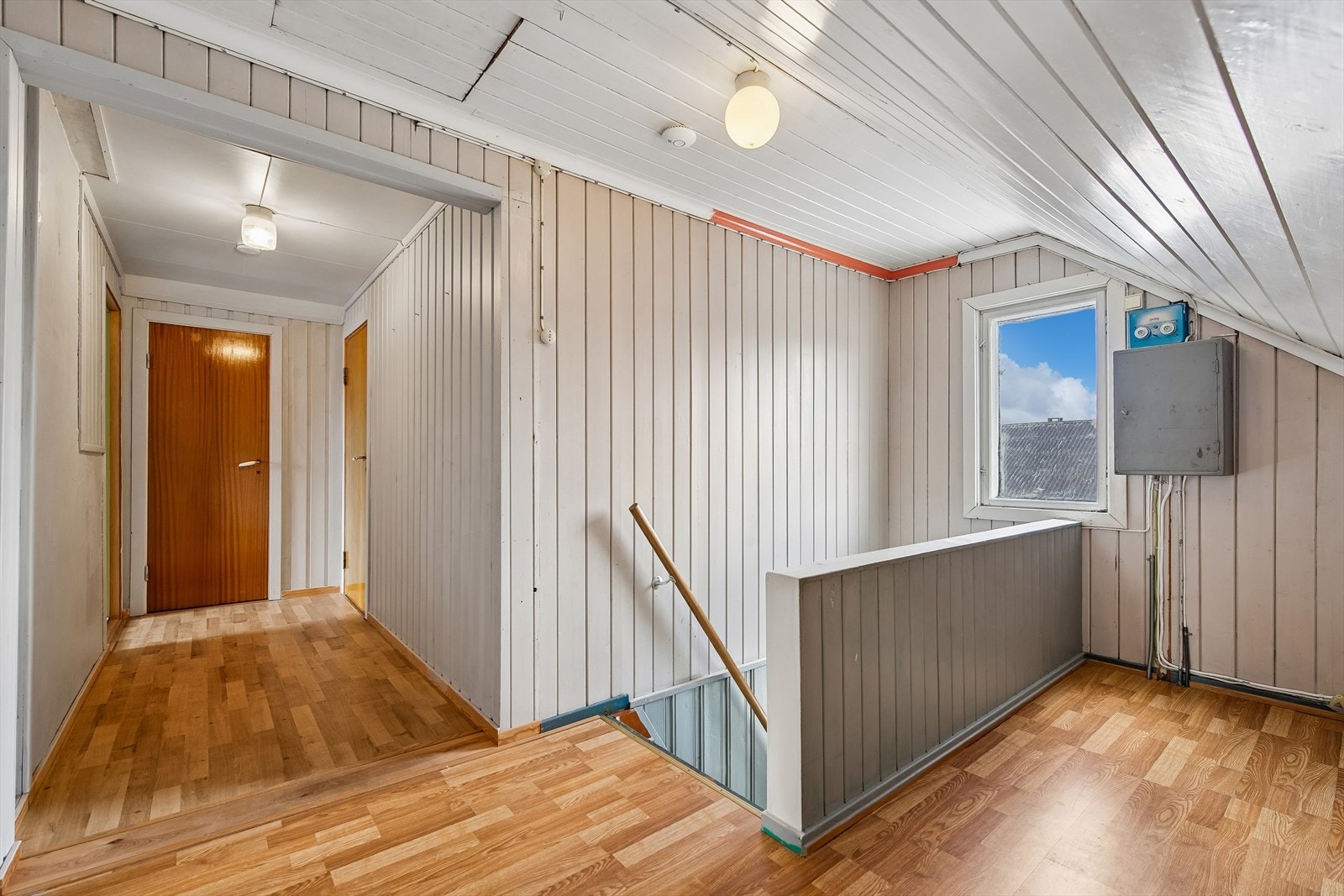 Trapperommet i loftsetasjen har skråhimling og leder inn til etasjens tre soverom. Galleribilde