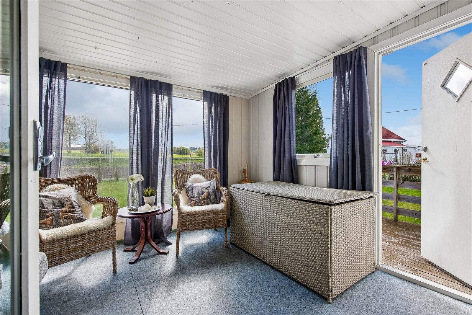 Fra vinterstuen er det direkte utgang til en sørvendt terrasse. Rommet er ikke inntegnet på godkjente byggetegninger. Galleribilde