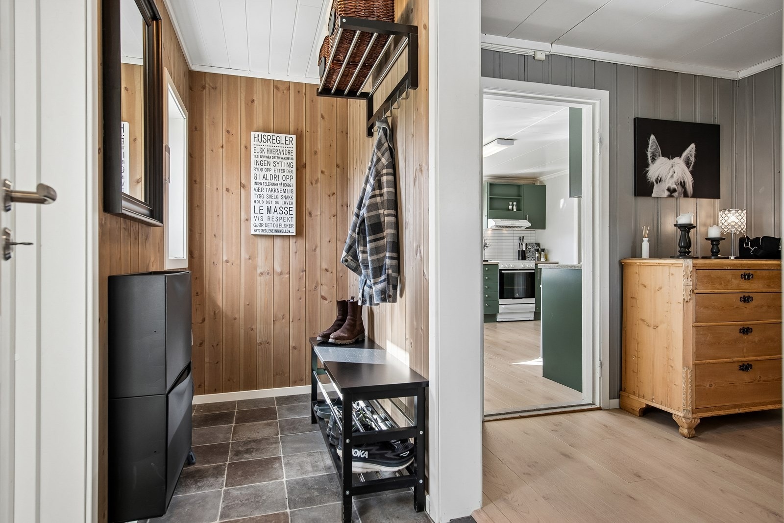 Entréen har plass til oppbevaring av yttertøy og sko, og leder videre inn til boligens gang. Galleribilde
