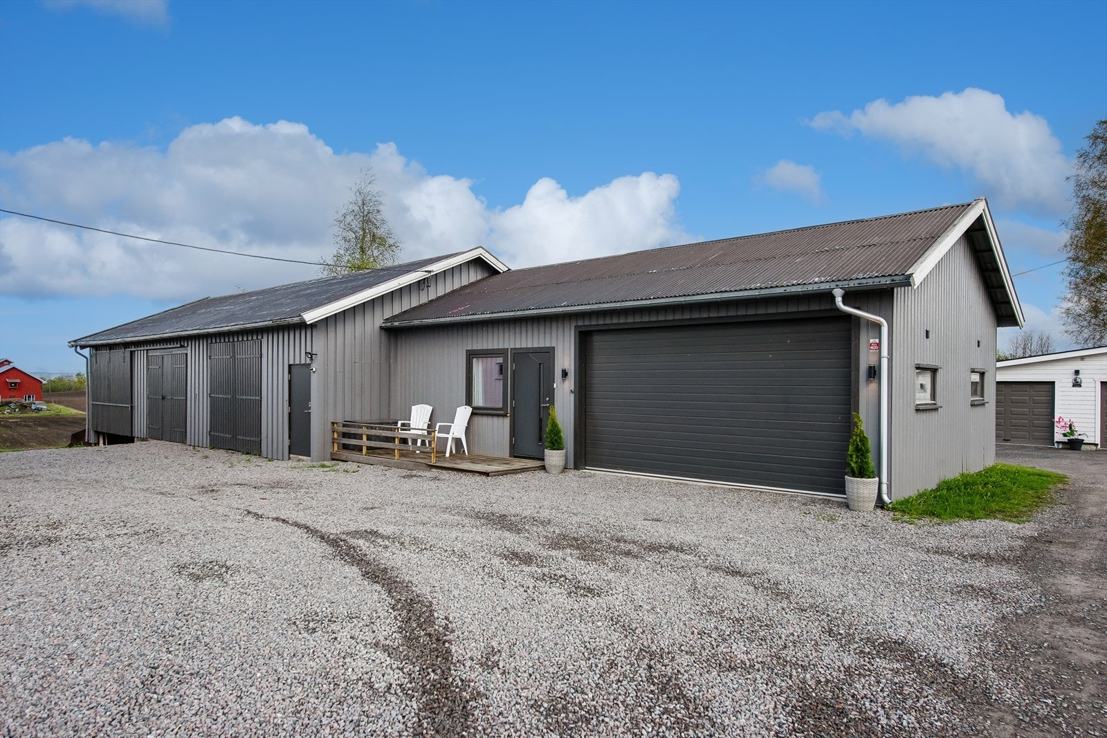 Den frittstående garasje- og uthusbygningen har et bruksareal på 187 m². Galleribilde