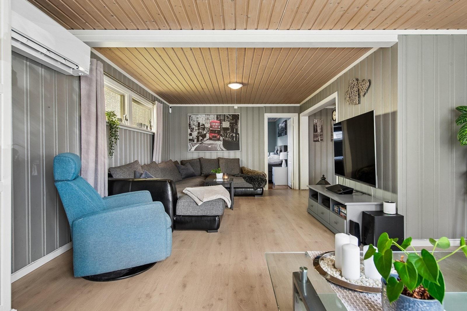 Stuen har god plass til flere sittegrupper og en fleksibel møblering. Galleribilde