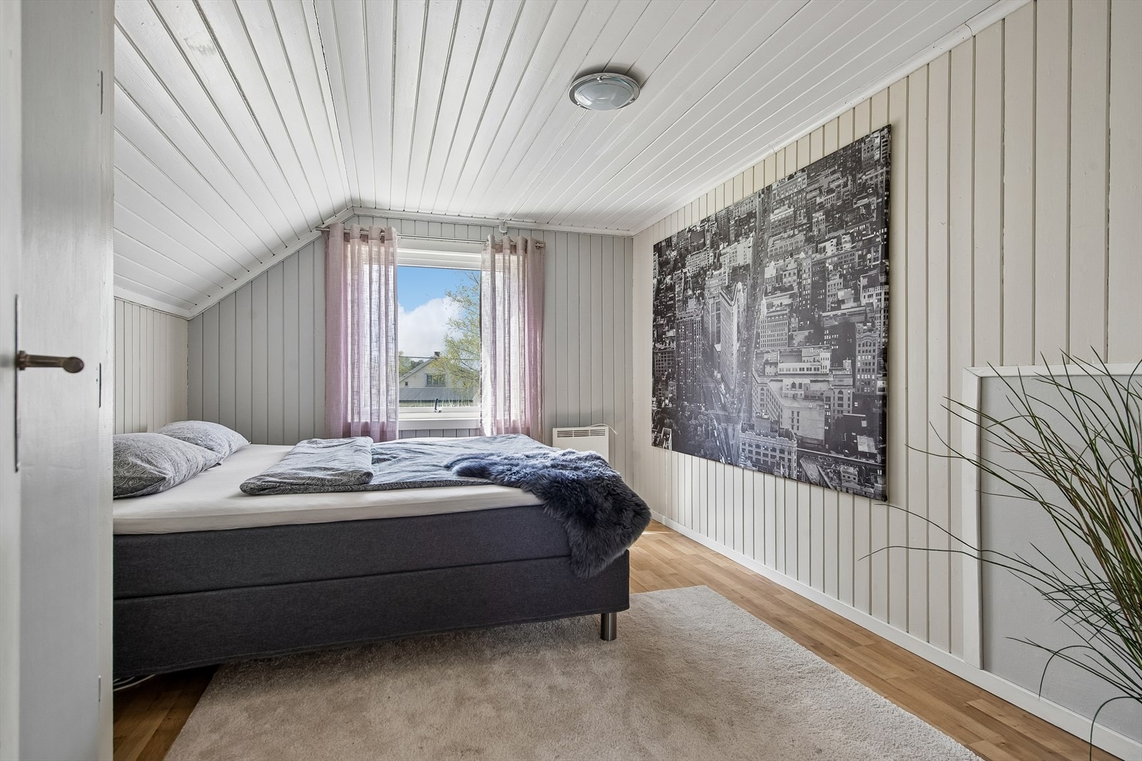 Soverom i loftsetasjen med panelkledde vegger og tak. Galleribilde