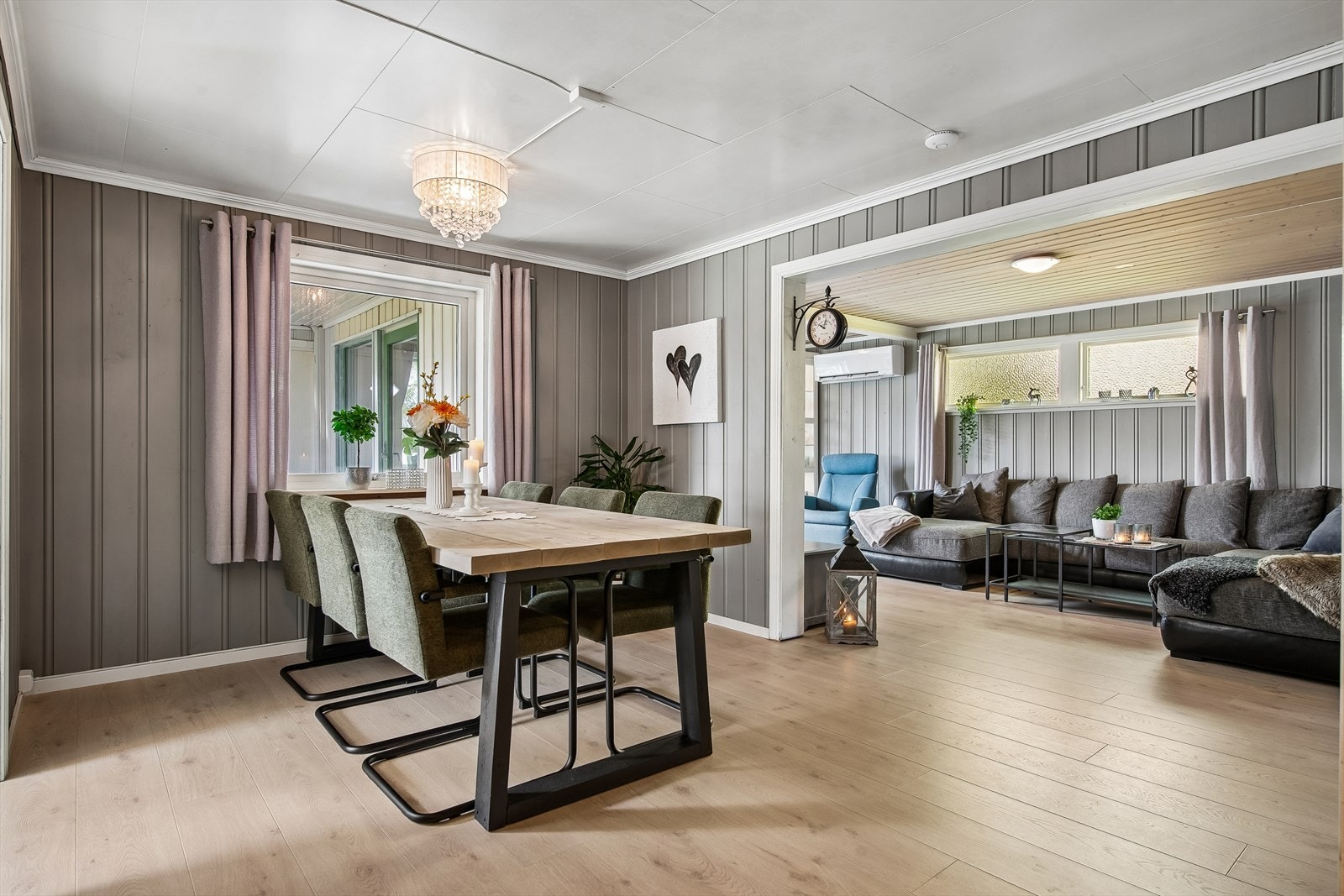 Spisestuen ligger i åpen forbindelse med stuen og har plass til et stort spisebord for sosiale sammenkomster. Galleribilde