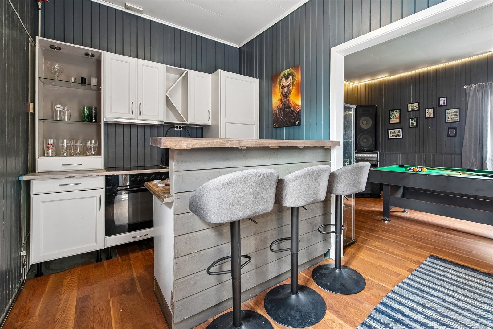 Det innredede rommet er utstyrt med en enkel kjøkkenkrok og bar. Galleribilde