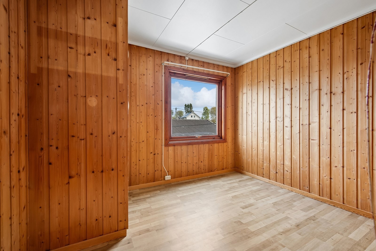 Det tredje soverommet i loftsetasjen har panelkledde vegger og laminatgulv. Galleribilde