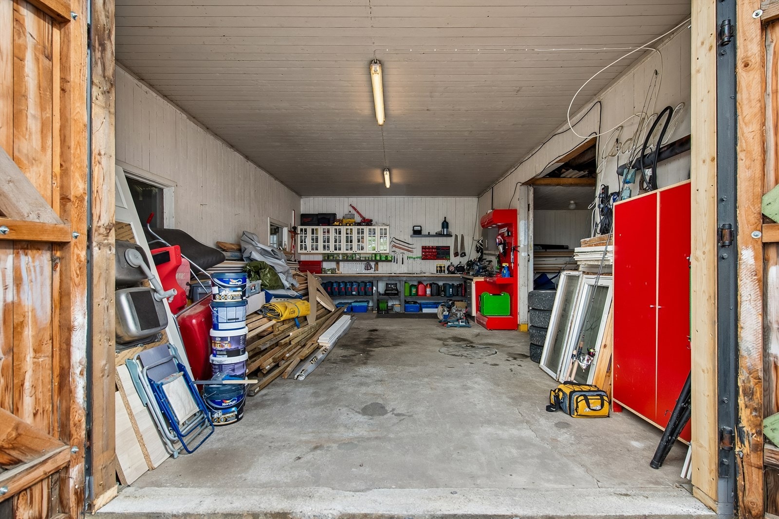 Uthusbygningen har innlagt strøm og byr på store arealer for verksted, hobby og lagring. Galleribilde