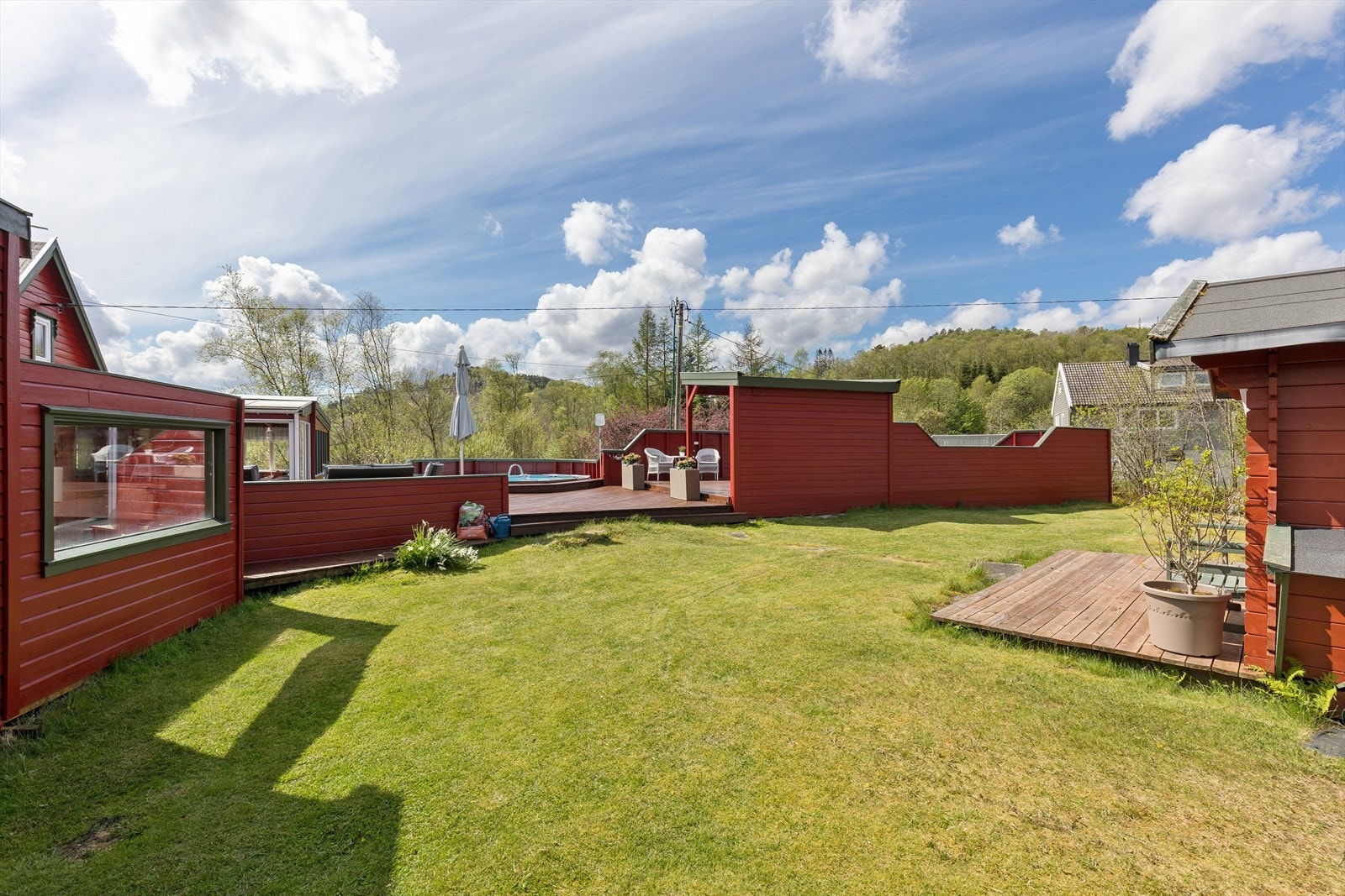 Stor og flat gressplen som egner seg godt for lek og spill. Galleribilde