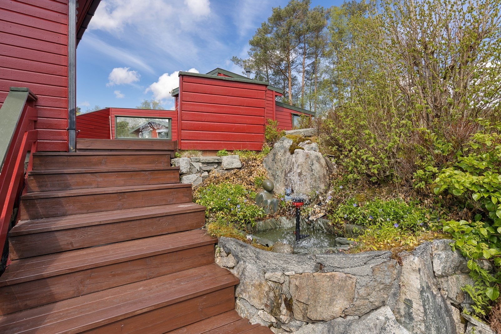 En sjarmerende detalj med en liten fontene som ønsker deg velkommen til eiendommen! Galleribilde