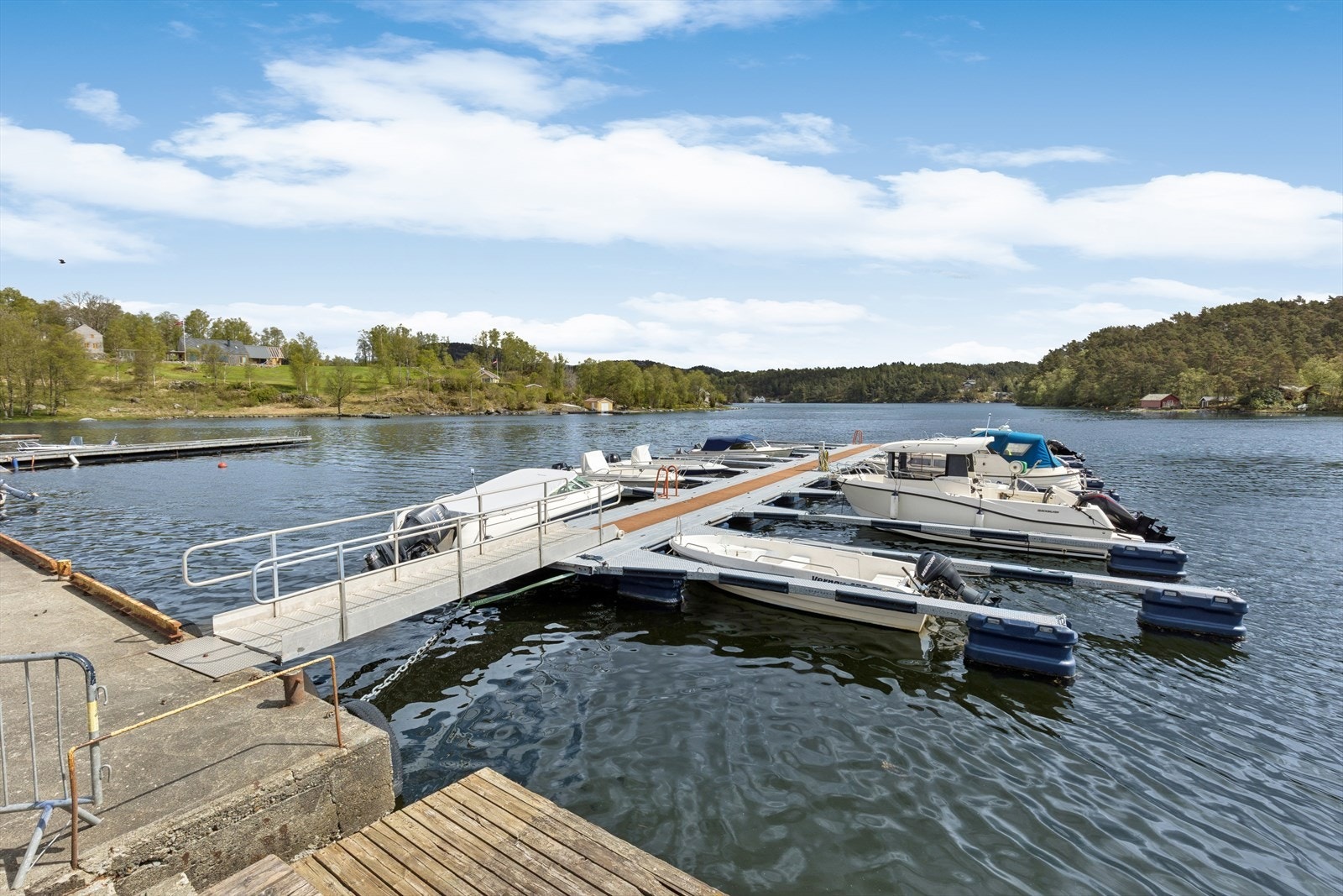 Med kun 200 meter til sjøen er det kort vei til båtliv og rekreasjon i Ålfjorden. Kontakt gjerne Våga båtforening for mer informasjon om leie av båtplass: tlf. 97 01 63 21 Galleribilde