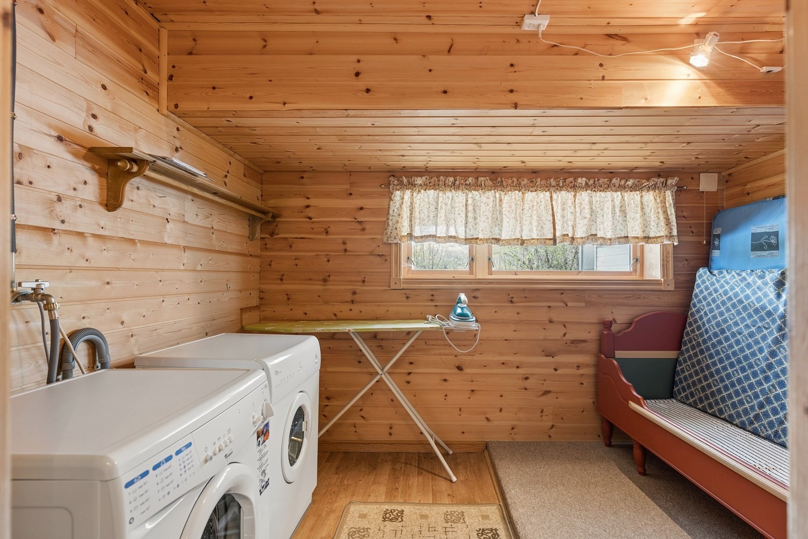 Innredet rom i kjelleren med opplegg for vaskemaskin. Galleribilde