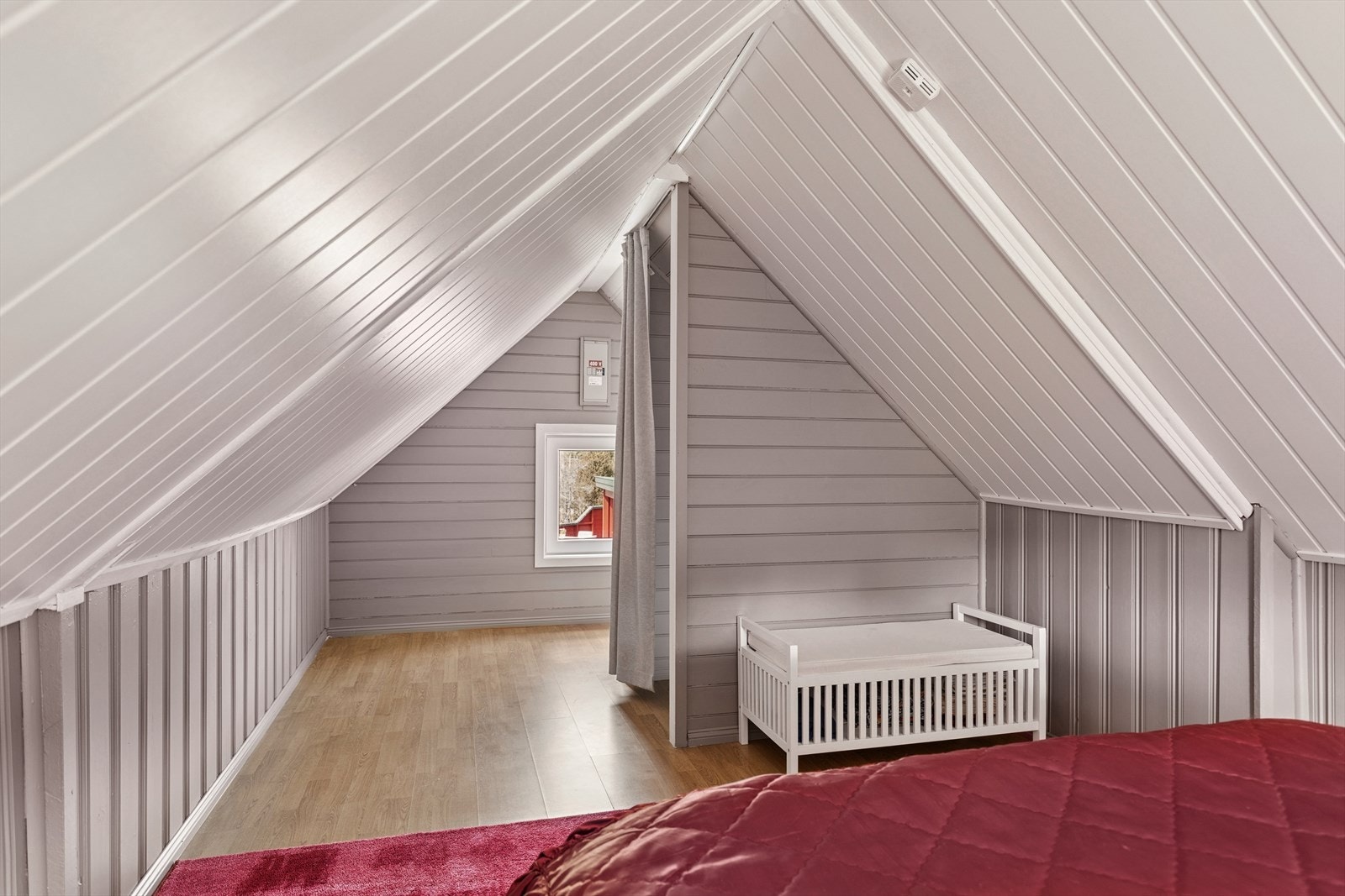 Loftet er innredet med panel på vegger og i tak, og gir ekstra soveplasser. Galleribilde