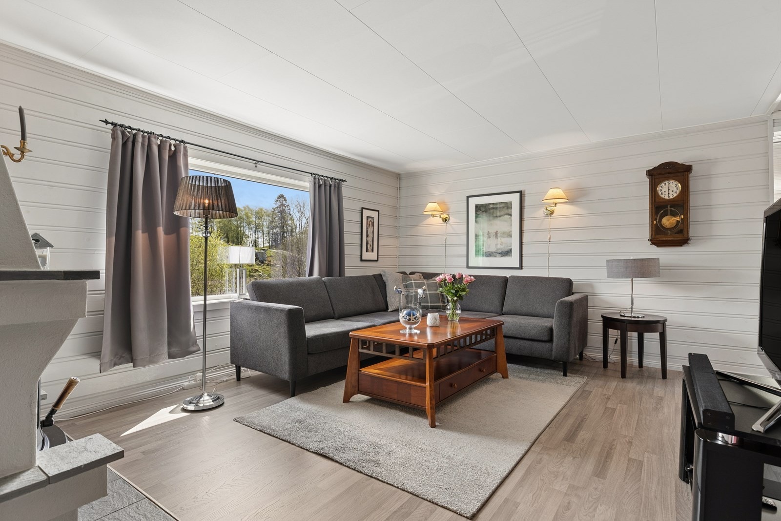 Stuen har god plass til sofakroken! Galleribilde