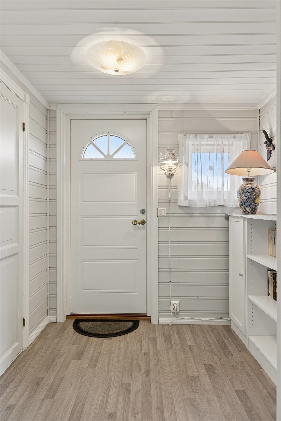 Lys og innbydende entré i hovedetasjen, med plass til lagring av yttertøy og sko. Galleribilde