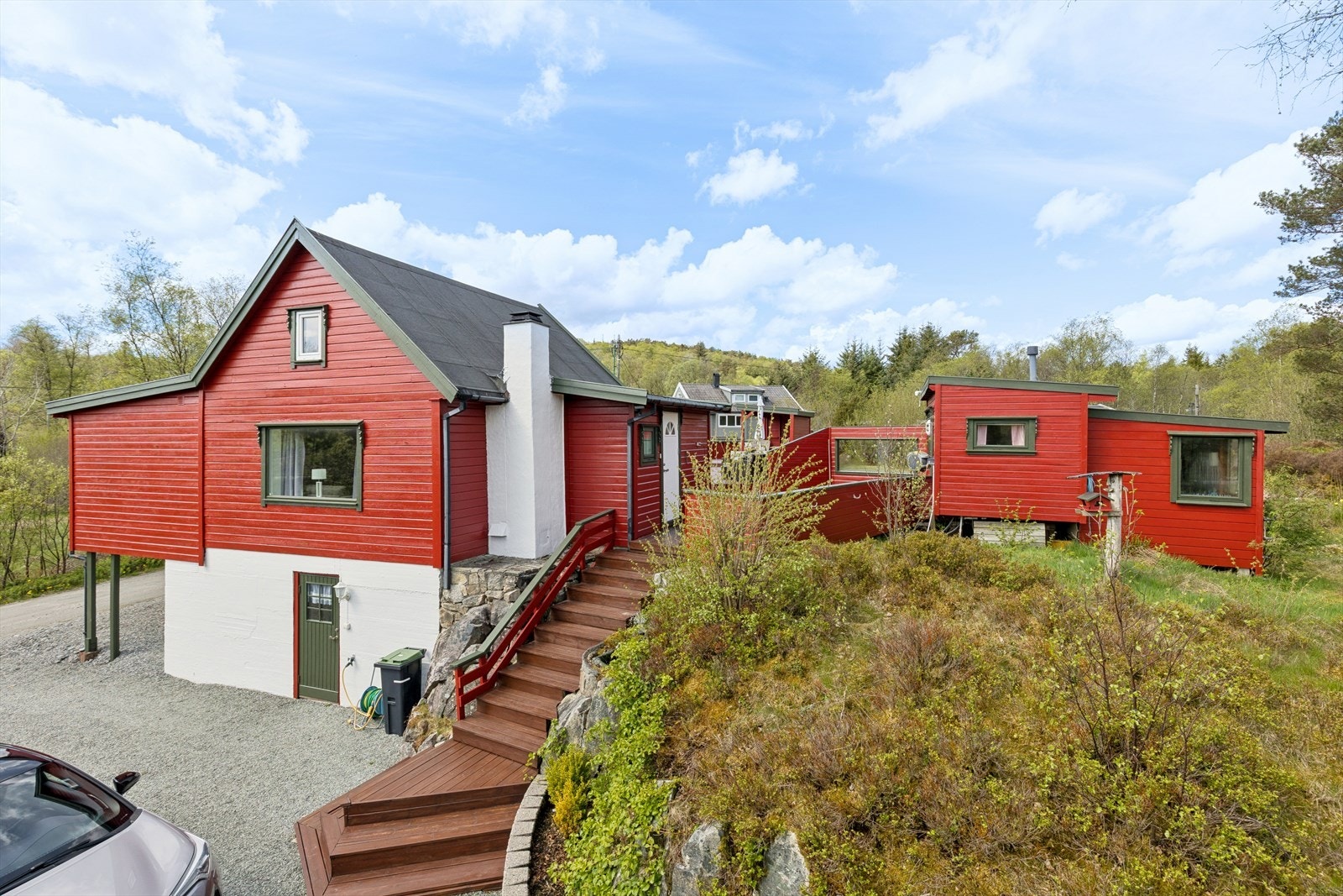 Eiendommen har en usjenert beliggenhet med kort vei til sjøen og Ålfjorden, kun 200 meter unna - Perfekt for barnefamilien! Galleribilde