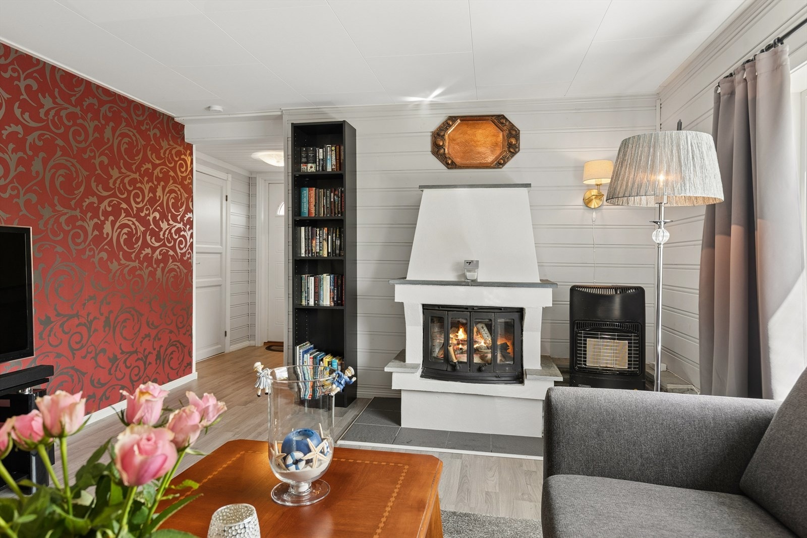 En peis med innsats i stuen sørger for lun og god varme på kjølige dager. (Ikke i bruk pr. dags dato). Galleribilde