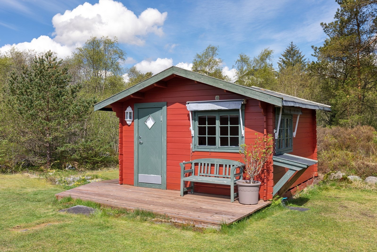 Frittliggende anneks fra 2005 med egen platting ved inngangspartiet. Galleribilde