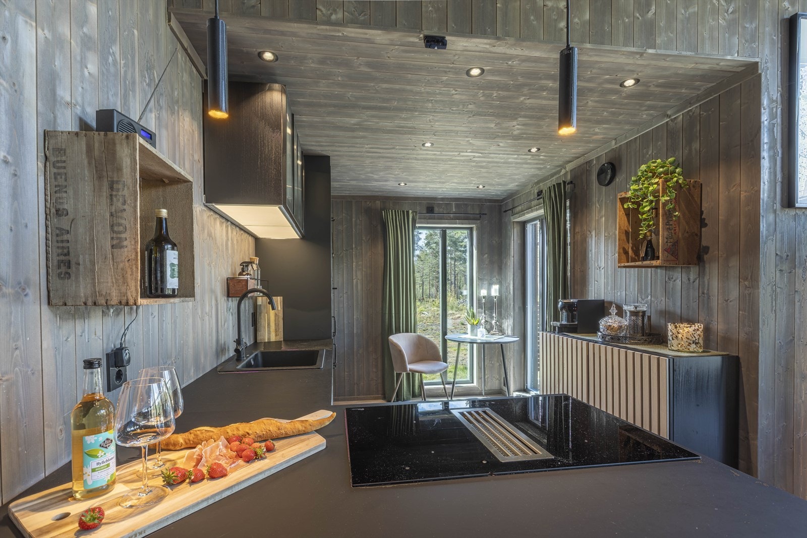 Stilrent og moderne hyttekjøkken. Galleribilde