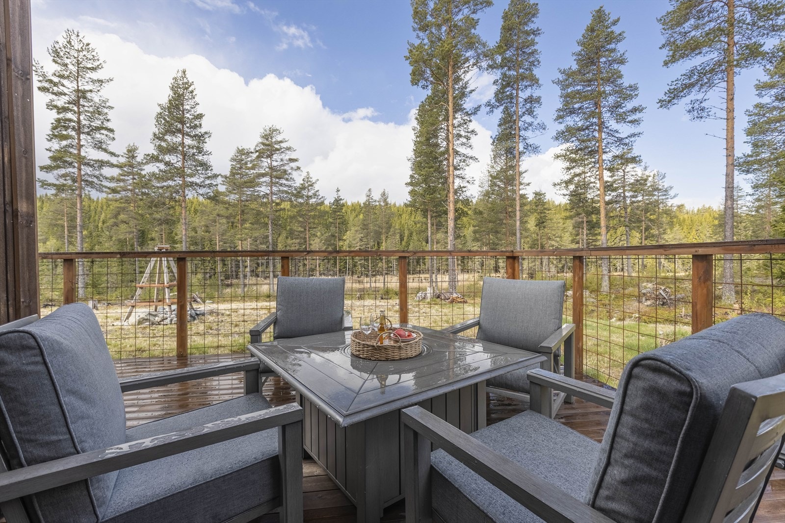 Romslig veranda der sommerdagene kan nytes! Galleribilde