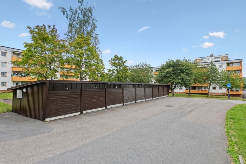 Øvre Grorud brl har parkeringsplasser og garasjer til leie etter ansiennitet. Pris på parkeringsplass er kr. 200,- pr mnd. Pris på garasjene er kr.. 400,- pr mnd. Utlysning skjer på brl. hjemmesider og ved oppslag i oppgangene. Galleribilde
