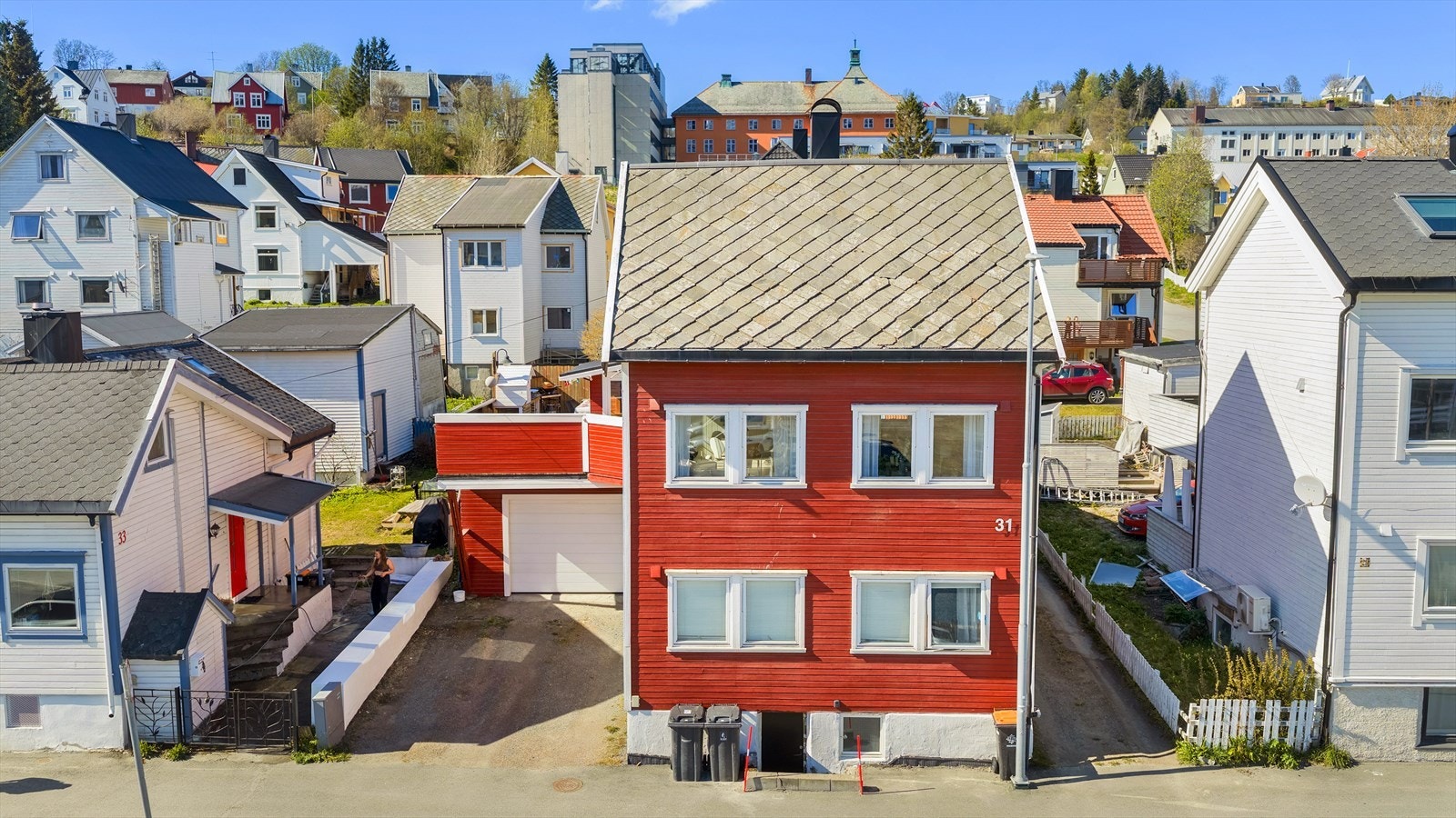 Boligen disponerer fast parkering i garasje, samt to oppstillingsplasser foran garasjen. Galleribilde