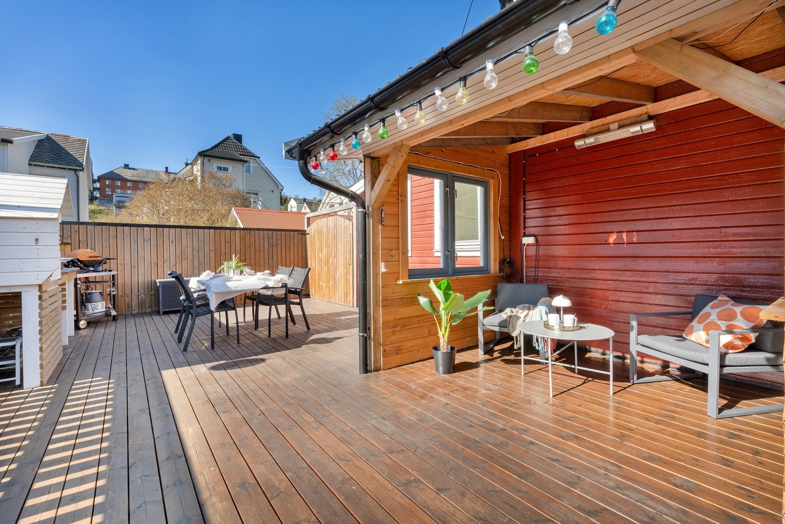 Stort og skjermet uteområde, med takoverbygd område, grillområde og plass til sittegruppe. Galleribilde