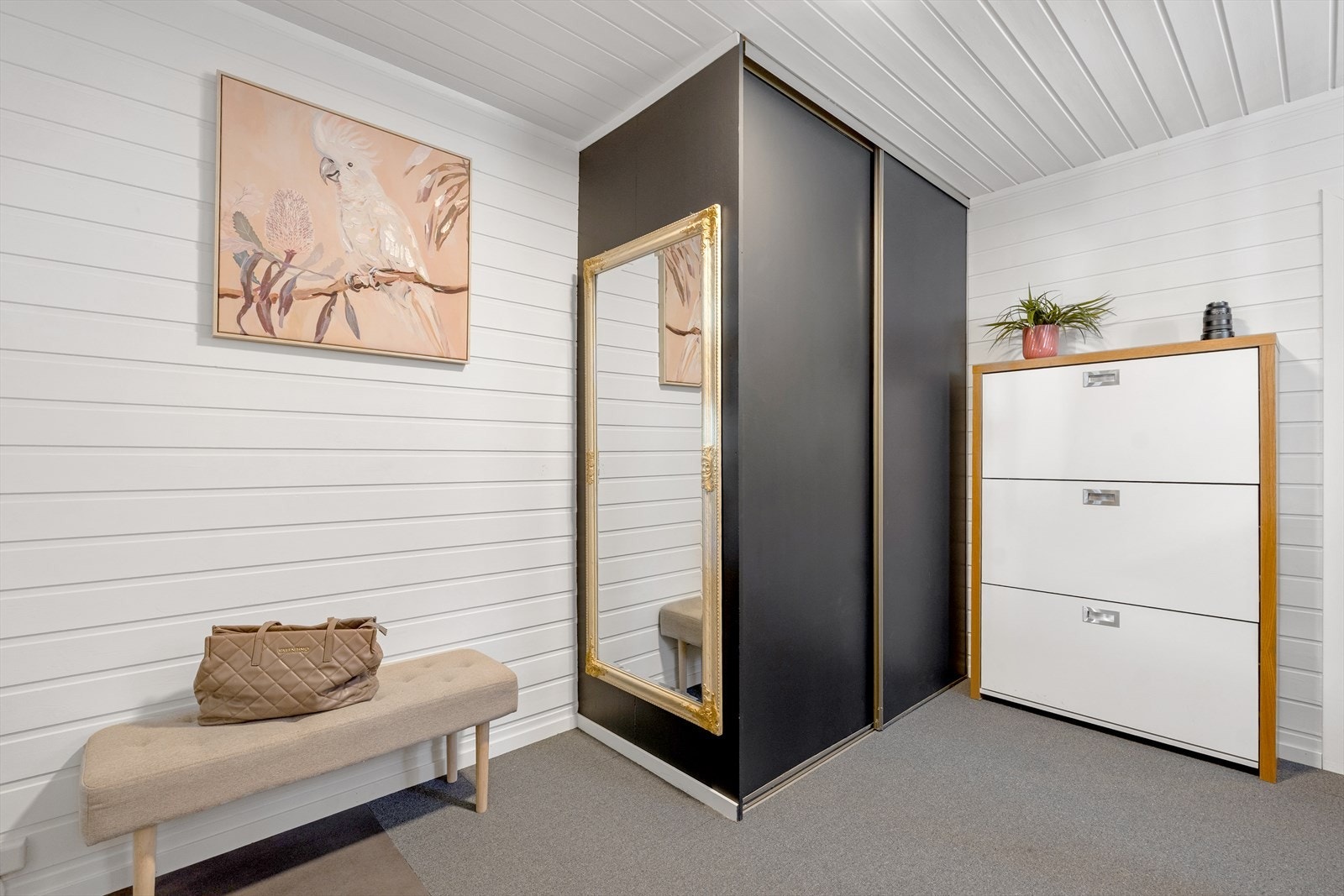 Garderobe med god plass for oppbevaring av yttertøy. Galleribilde
