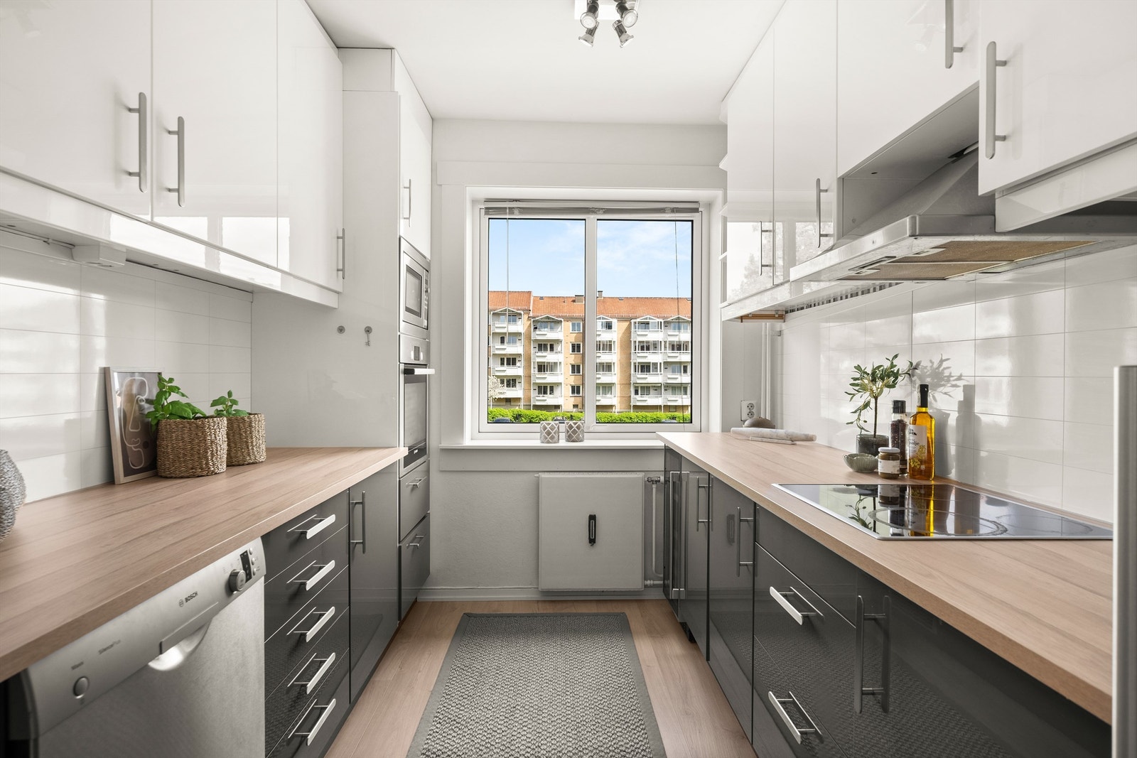 Kjøkkenet har Ikea-innredning med glatte fronter og laminatbenkeplater som ble skiftet nylig i mai 2026 Galleribilde