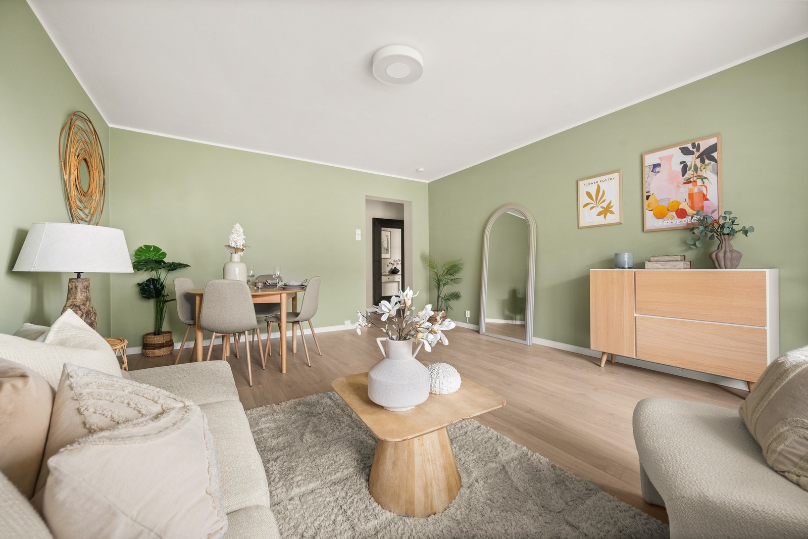 Her er det rikelig plass til både sofagruppe og spisebord hvor man kan invitere venner og familie på besøk Galleribilde