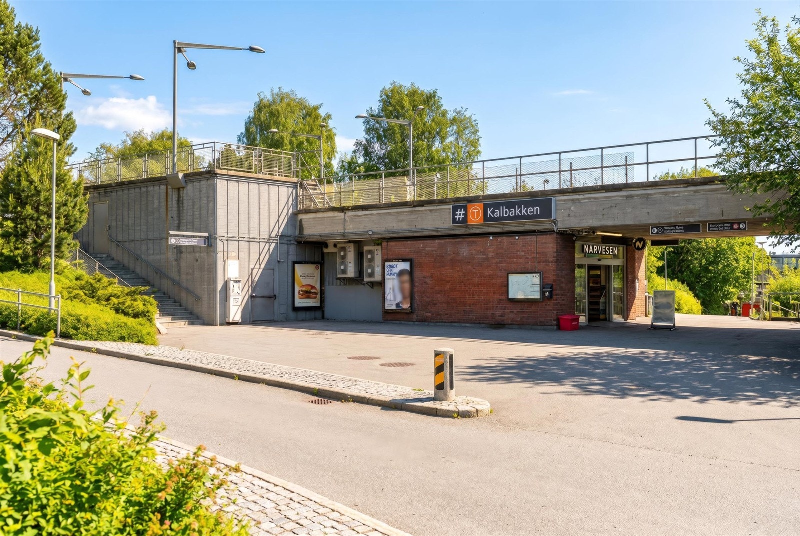 Kalbakken T-bane ligger ca. 13 min gange fra leiligheten. Det er også mulig å gå til Rødtvet T-banestasjon som tar ca. 14 min fra leiligheten Galleribilde